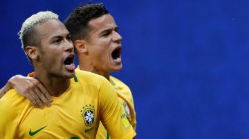 Neymar y Coutinho celebran un gol con Brasil