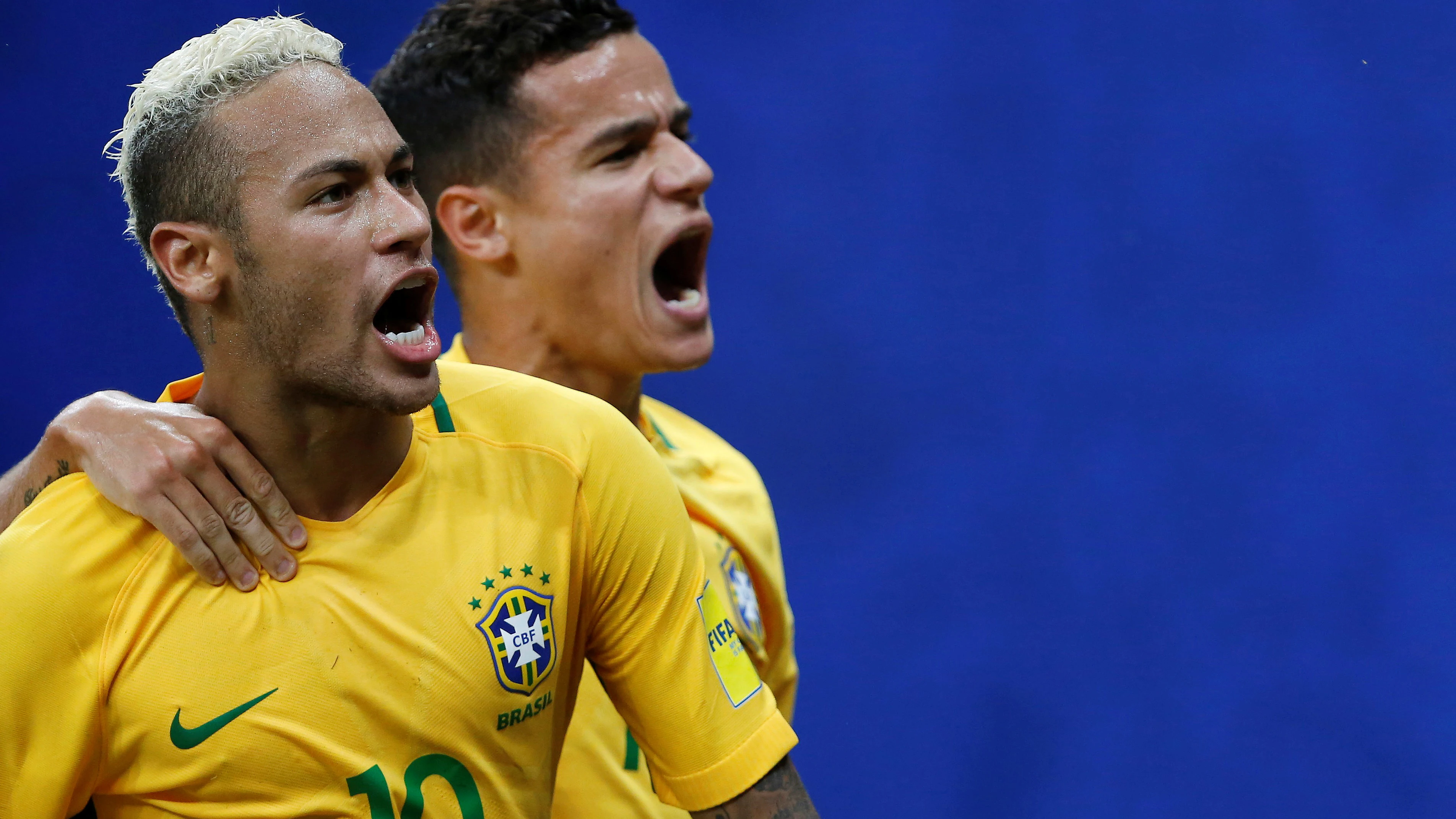 Neymar y Coutinho celebran un gol con Brasil