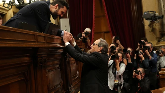 Quim Torra saluda a Roger Torrent tras ser investido president de la Generalitat Quim Torra tras ser investido president de la Generalitat