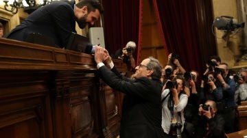 Quim Torra saluda a Roger Torrent tras ser investido president de la Generalitat