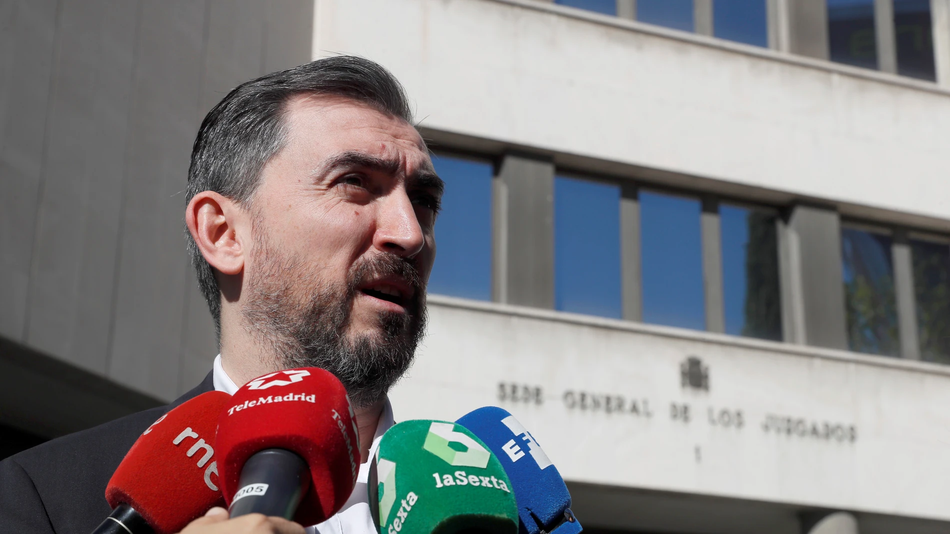 Ignacio Escolar a la salida de los juzgados de Plaza de Castilla