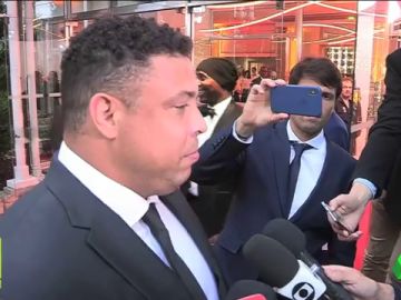 RONALDO NAZARIO LE VE DE BLANCO RONALDO NAZARIO LE VE DE BLANCO