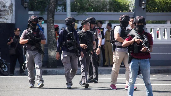 Varios heridos en la explosión de una bomba en una comisaría de Indonesia Varios heridos en la explosión de una bomba en una comisaría de Indonesia