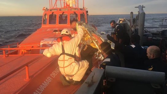 Momento en el que la Armada transfiere al rescatado a Salvamento Marítimo Momento en el que la Armada transfiere al rescatado a Salvamento Marítimo