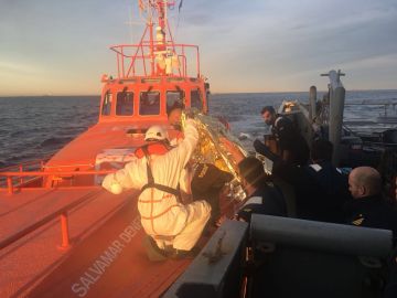 Momento en el que la Armada transfiere al rescatado a Salvamento Marítimo Momento en el que la Armada transfiere al rescatado a Salvamento Marítimo