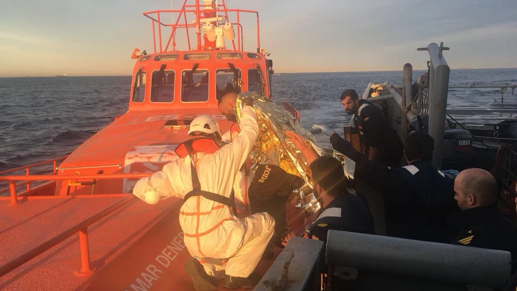 Momento en el que la Armada transfiere al rescatado a Salvamento Marítimo