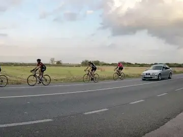 Adelantamiento a un pelotón de ciclistas Adelantamiento a un pelotón de ciclistas