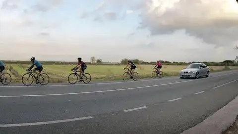 Adelantamiento a un pelotón de ciclistas Adelantamiento a un pelotón de ciclistas