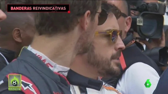 Alonso y Sainz, molestos con la excesiva duración de 'Els Segadors', decidieron exhibir la bandera de España Alonso y Sainz, molestos con la excesiva duración de 'Els Segadors', decidieron exhibir la bandera de España