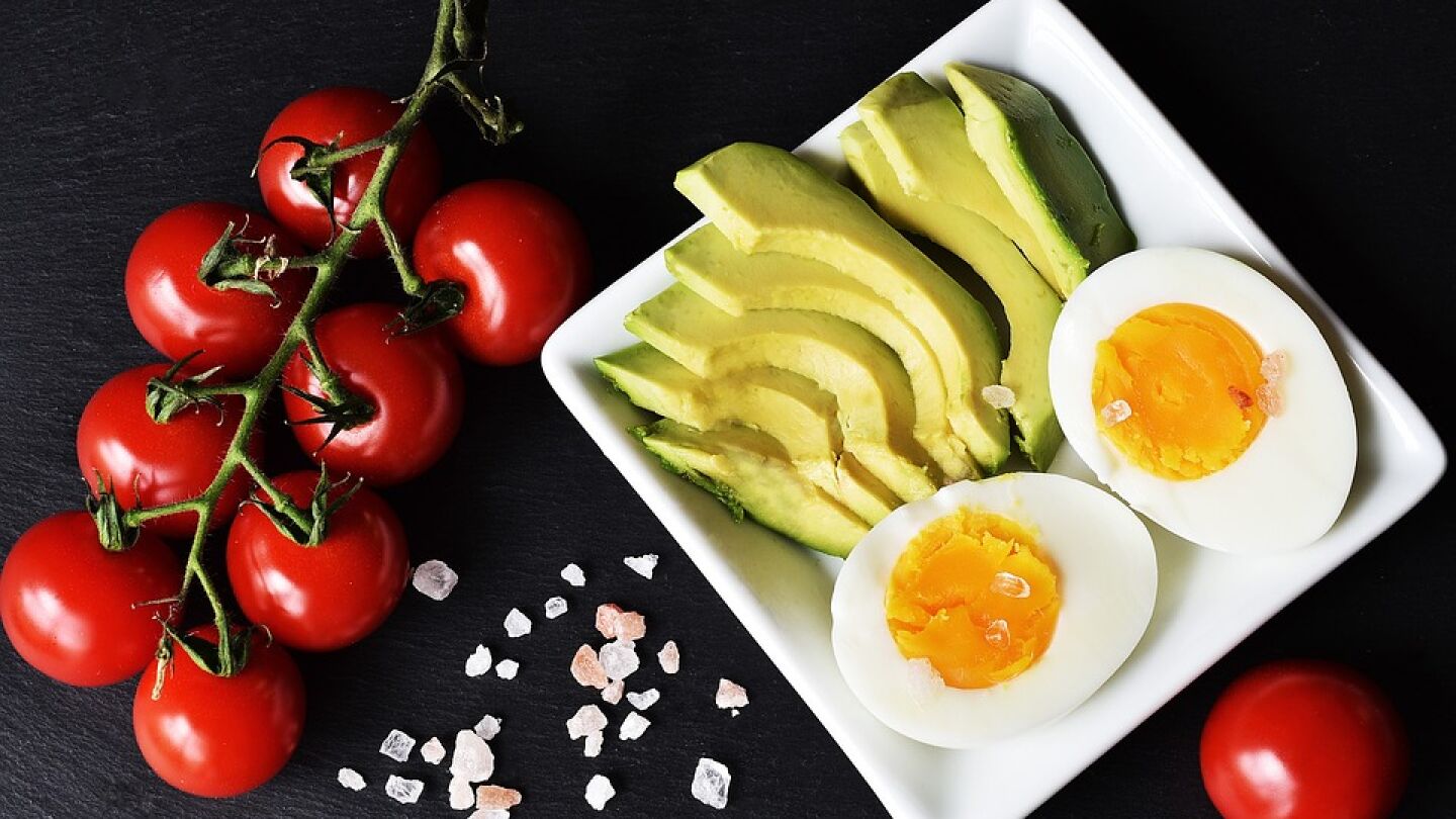 El aguacate, los huevos y la mantequilla son alimentos habituales en las ditas ceto