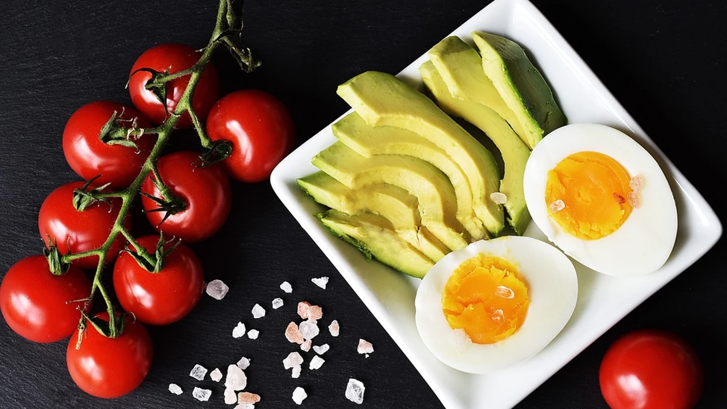 El aguacate, los huevos y la mantequilla son alimentos habituales en las ditas ceto El aguacate, los huevos y la mantequilla son alimentos habituales en las ditas ceto
