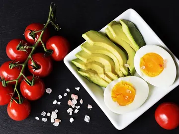 El aguacate, los huevos y la mantequilla son alimentos habituales en las ditas ceto El aguacate, los huevos y la mantequilla son alimentos habituales en las ditas ceto