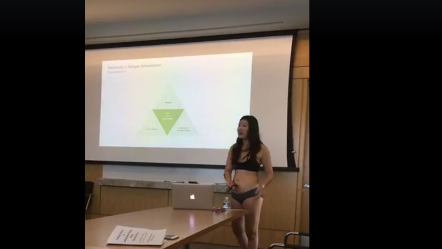 Letitia Chai hace la presentaci&oacute;n de su tesis en ropa interior
