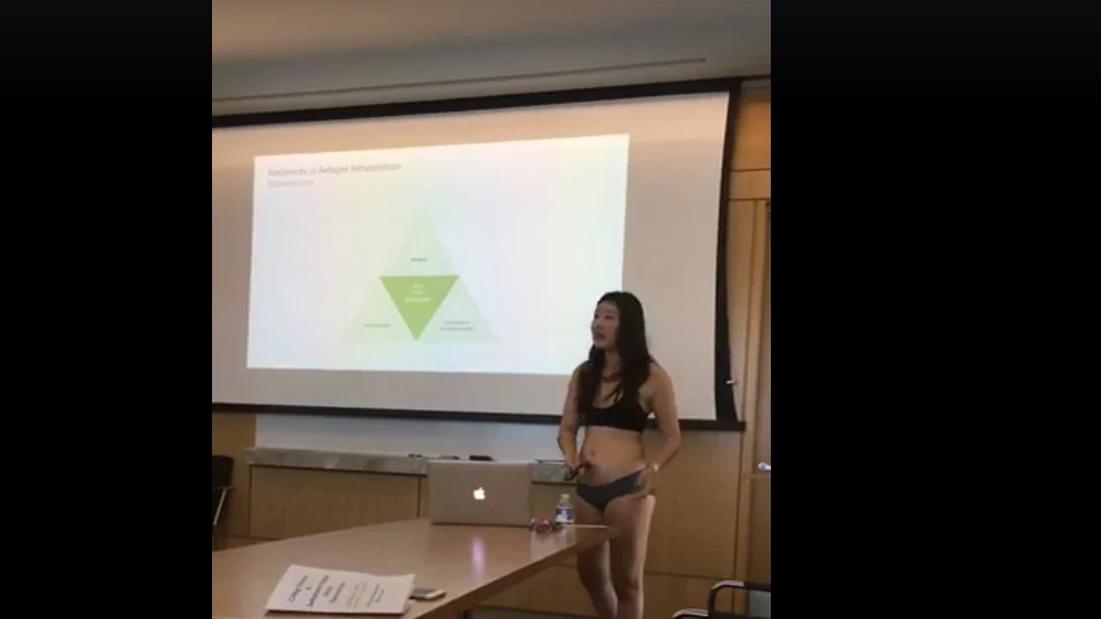 Letitia Chai hace la presentación de su tesis en ropa interior