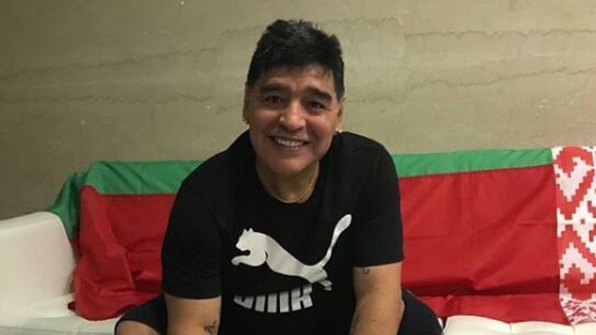 Maradona firma su contrato con el Dinamo Brest