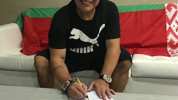 Maradona firma su contrato con el Dinamo Brest