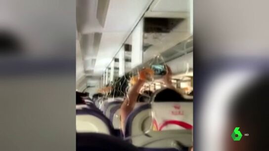 Un parabrisas de un avi&oacute;n se rompe en pleno vuelo y succiona al copiloto