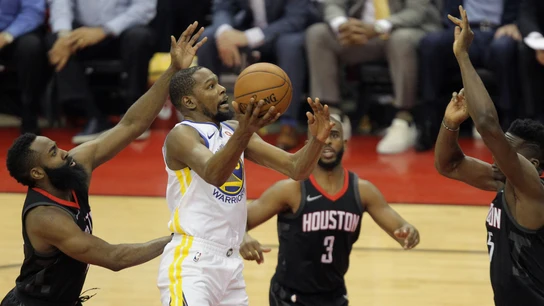 Kevin Durant, perseguido por James Harden Kevin Durant, perseguido por James Harden