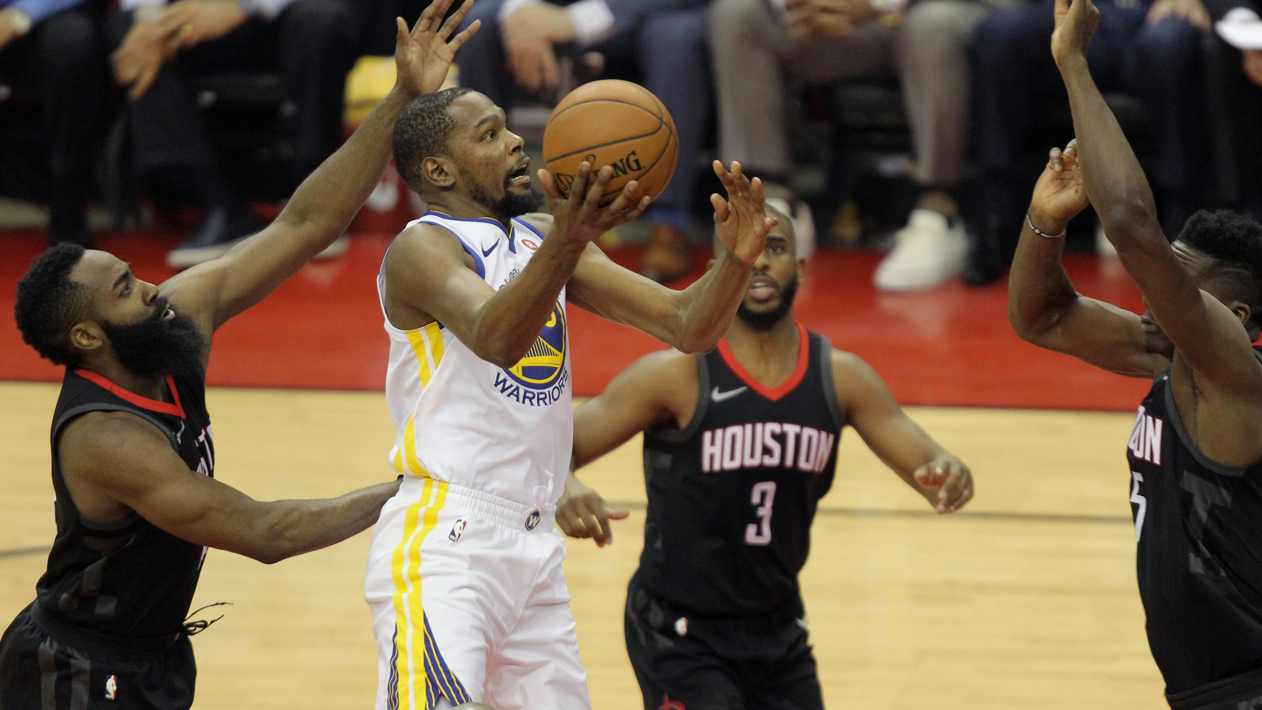 Kevin Durant, perseguido por James Harden