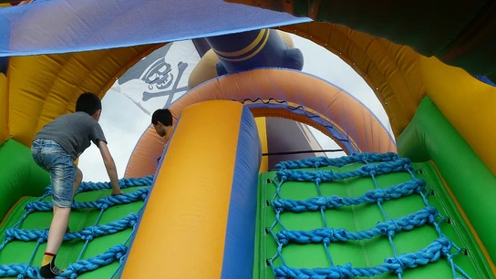 Unos niños juegan en un castillo hinchable Unos niños juegan en un castillo hinchable