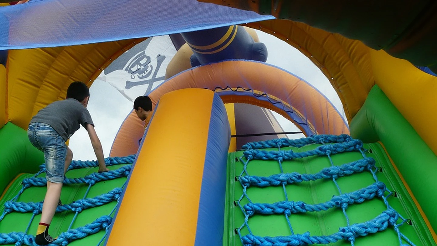 Unos niños juegan en un castillo hinchable Unos niños juegan en un castillo hinchable
