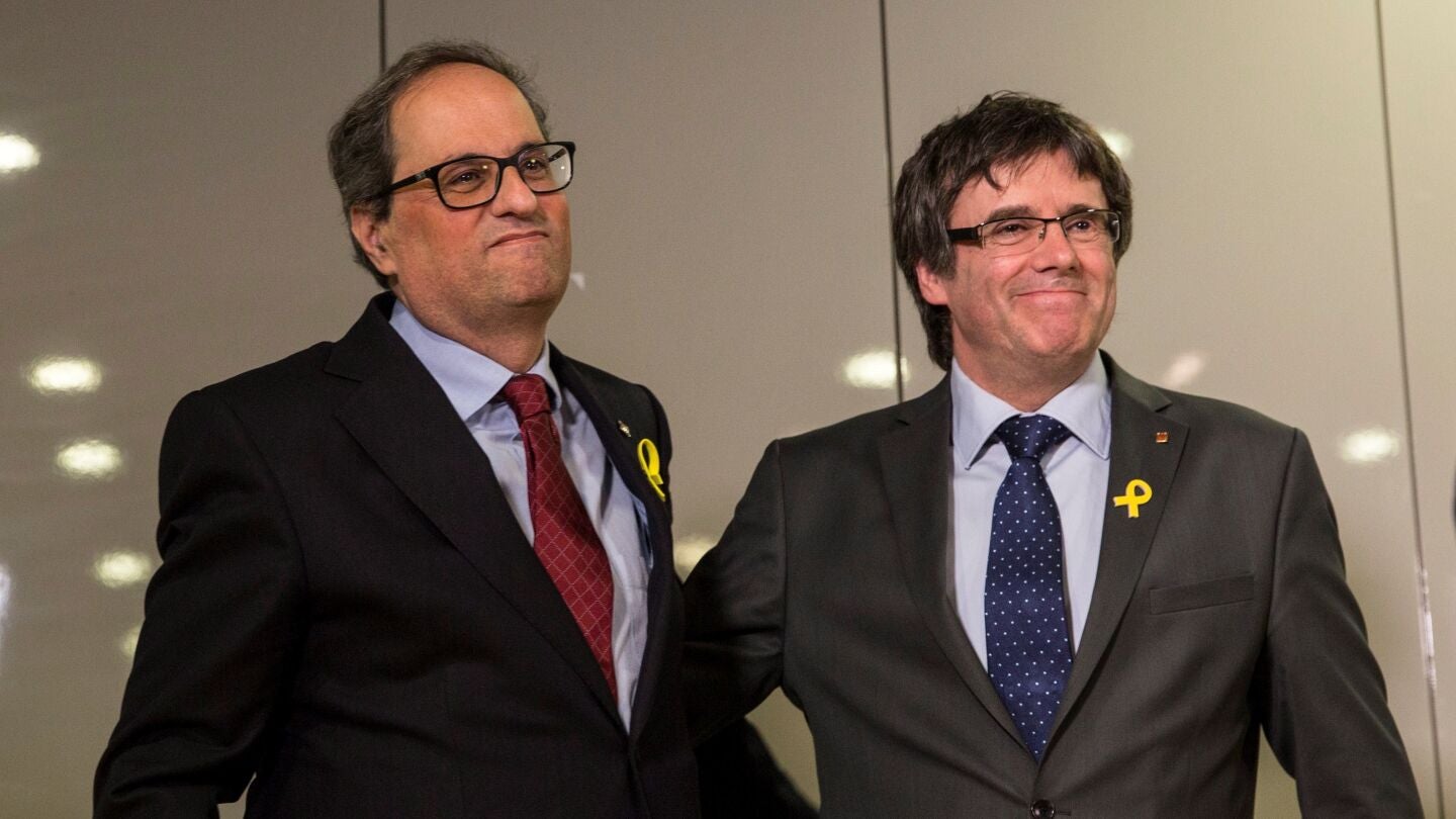 Carles Puigdemont y su sucesor, el reci&eacute;n elegido presidente de la Generalitat de Catalu&ntilde;a Quim Torra