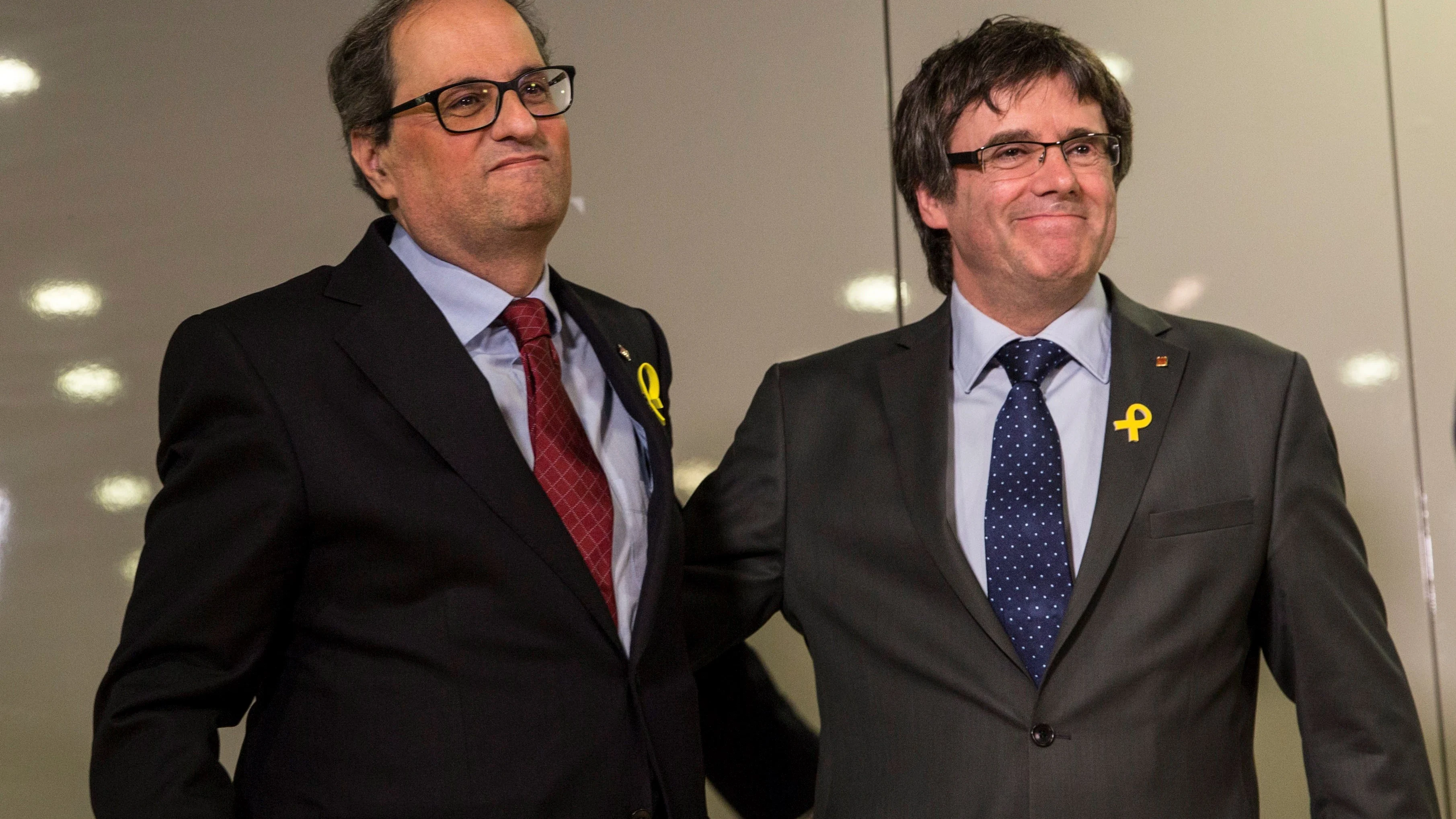 Carles Puigdemont y su sucesor, el recién elegido presidente de la Generalitat de Cataluña Quim Torra