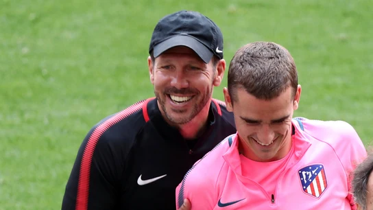 Simeone y Griezmann, sonrientes durante el entrenamiento Simeone y Griezmann, sonrientes durante el entrenamiento