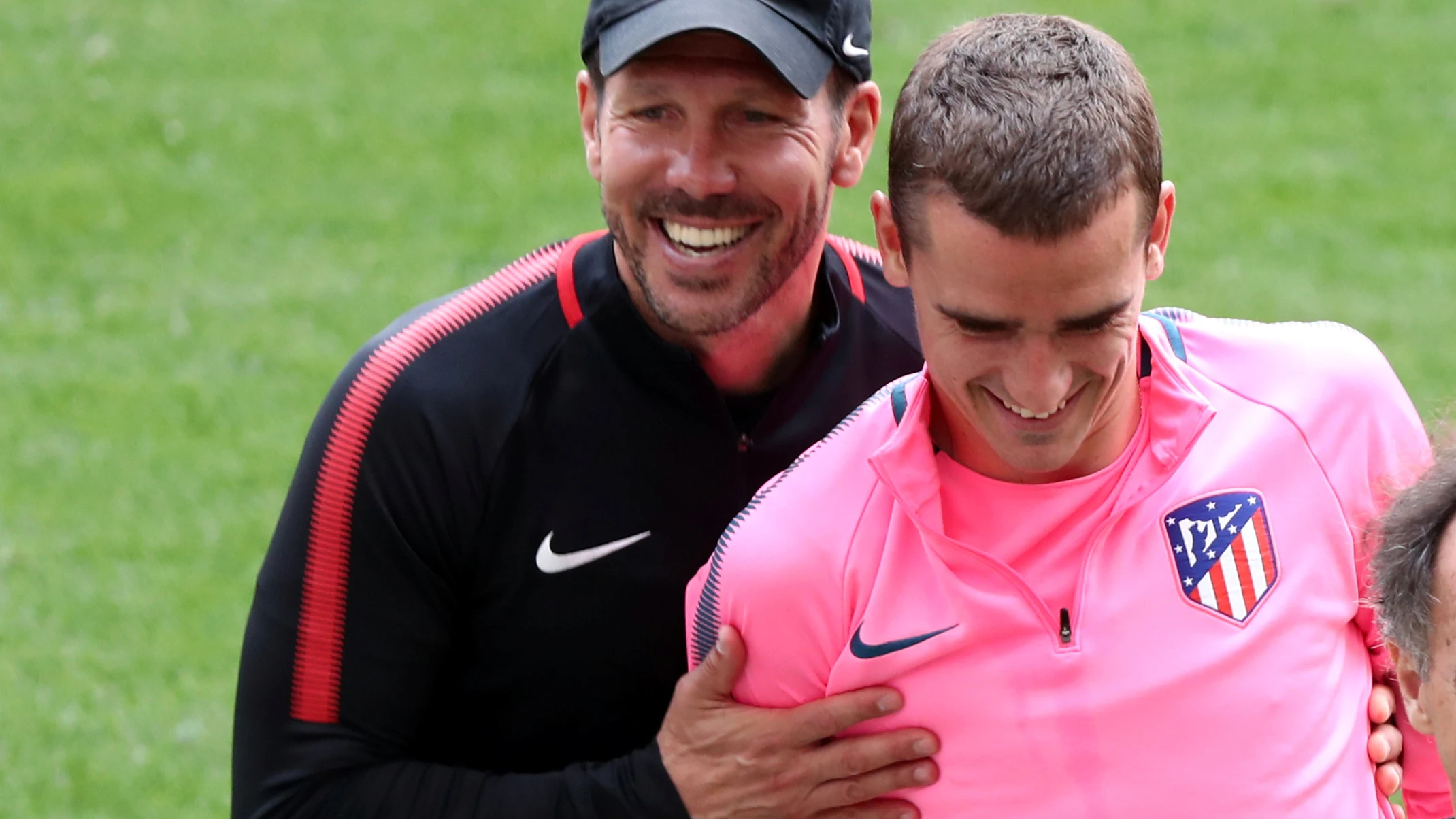 Simeone y Griezmann, sonrientes durante el entrenamiento