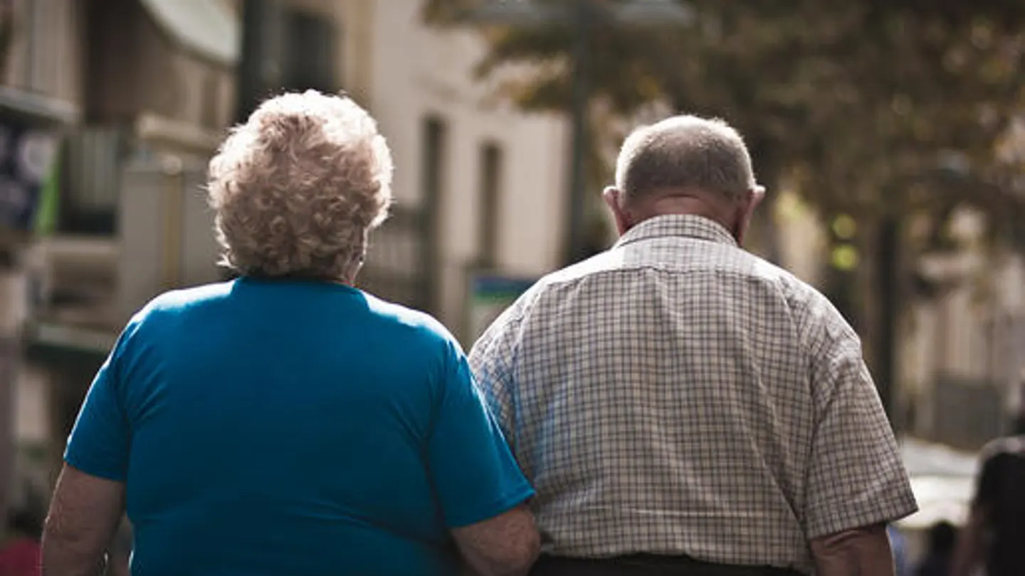 Imagen de archivo de una pareja de ancianos Por que las personas mayores viven cada vez mas en solitario