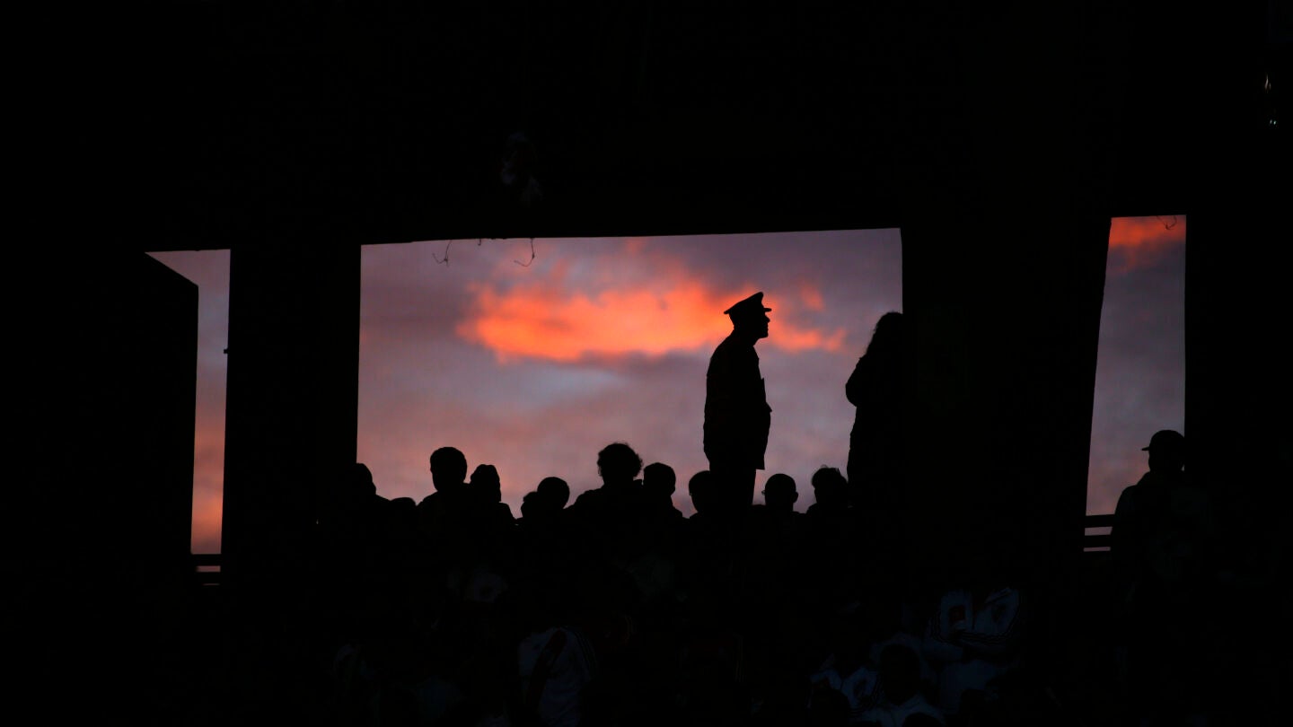 Un Polic&iacute;a vigila uno de los accesos al estadio Monumental de River Plate