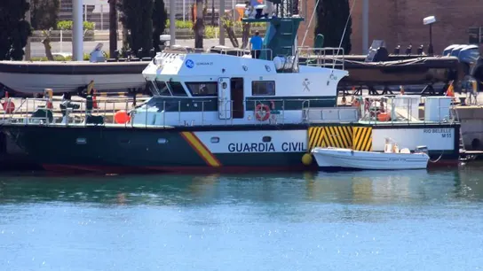 Embarcación en la que navegaban padre e hijo en la playa de Getares en Algeciras Embarcación en la que navegaban padre e hijo en la playa de Getares en Algeciras