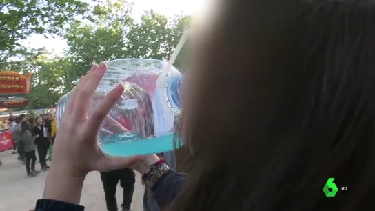 Una menor bebiendo alcohol Una menor bebiendo alcohol