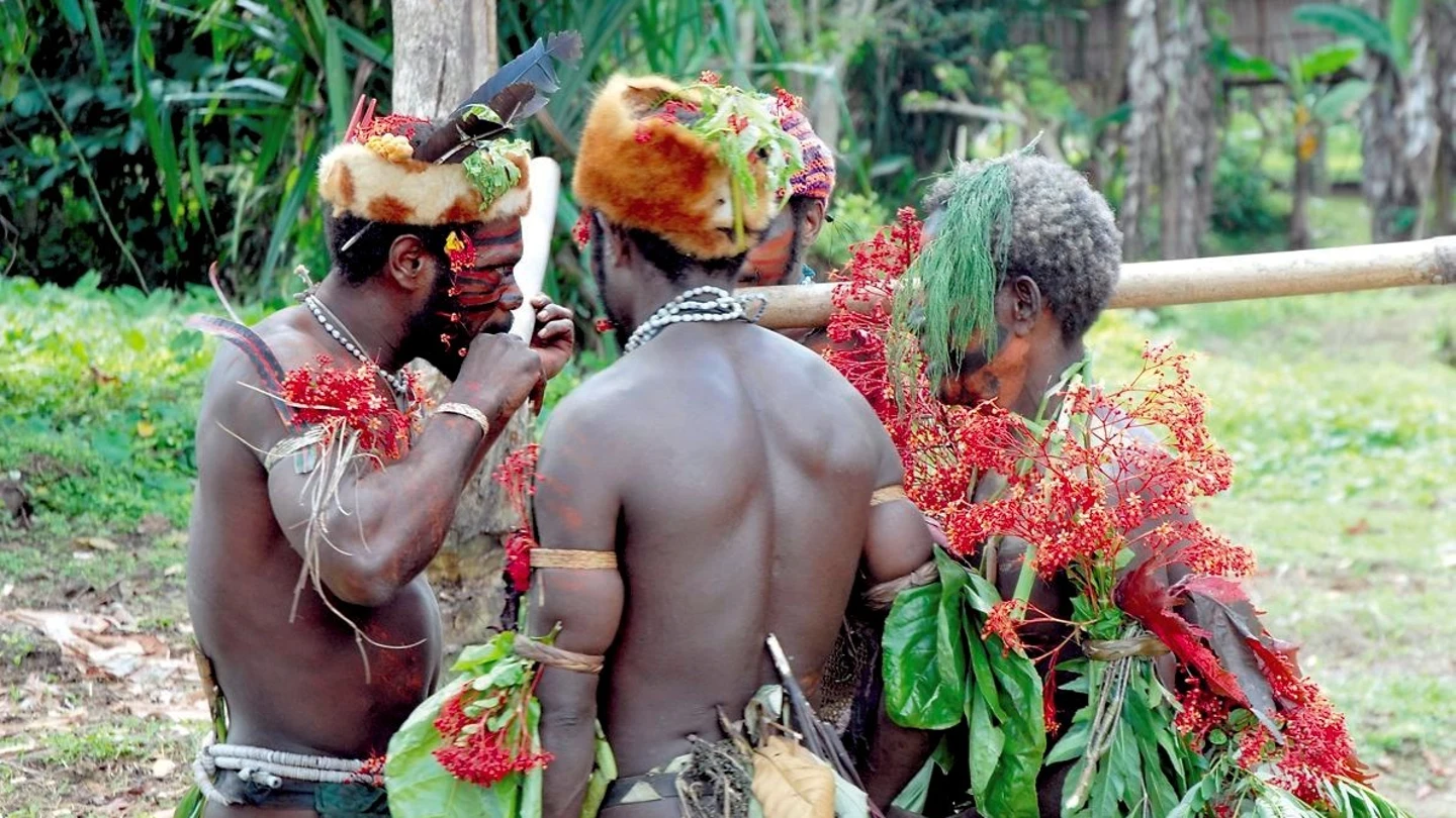Miembros de una tribu indígena en Papúa Nueva Guinea Miembros de una tribu indígena en Papúa Nueva Guinea