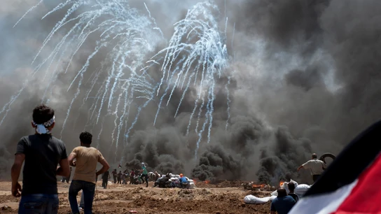 Momento del lanzamiento de gases lacrimógenos por parte del Ejército Israelí hacia manifestantes palestinos Momento del lanzamiento de gases lacrimógenos por parte del Ejército Israelí hacia manifestantes palestinos