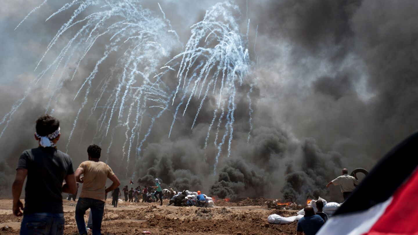 Momento del lanzamiento de gases lacrim&oacute;genos por parte del Ej&eacute;rcito Israel&iacute; hacia manifestantes palestinos