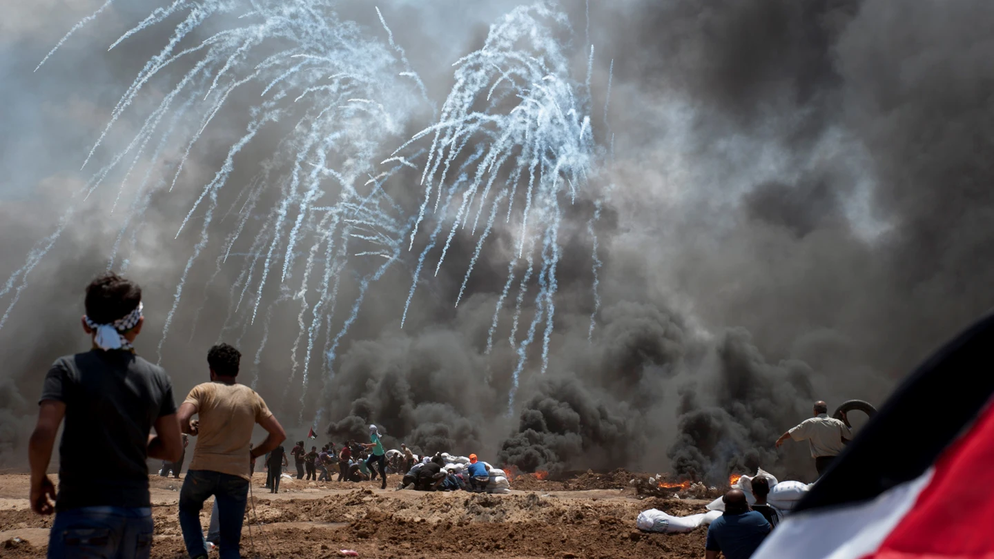 Momento del lanzamiento de gases lacrimógenos por parte del Ejército Israelí hacia manifestantes palestinos Momento del lanzamiento de gases lacrimógenos por parte del Ejército Israelí hacia manifestantes palestinos