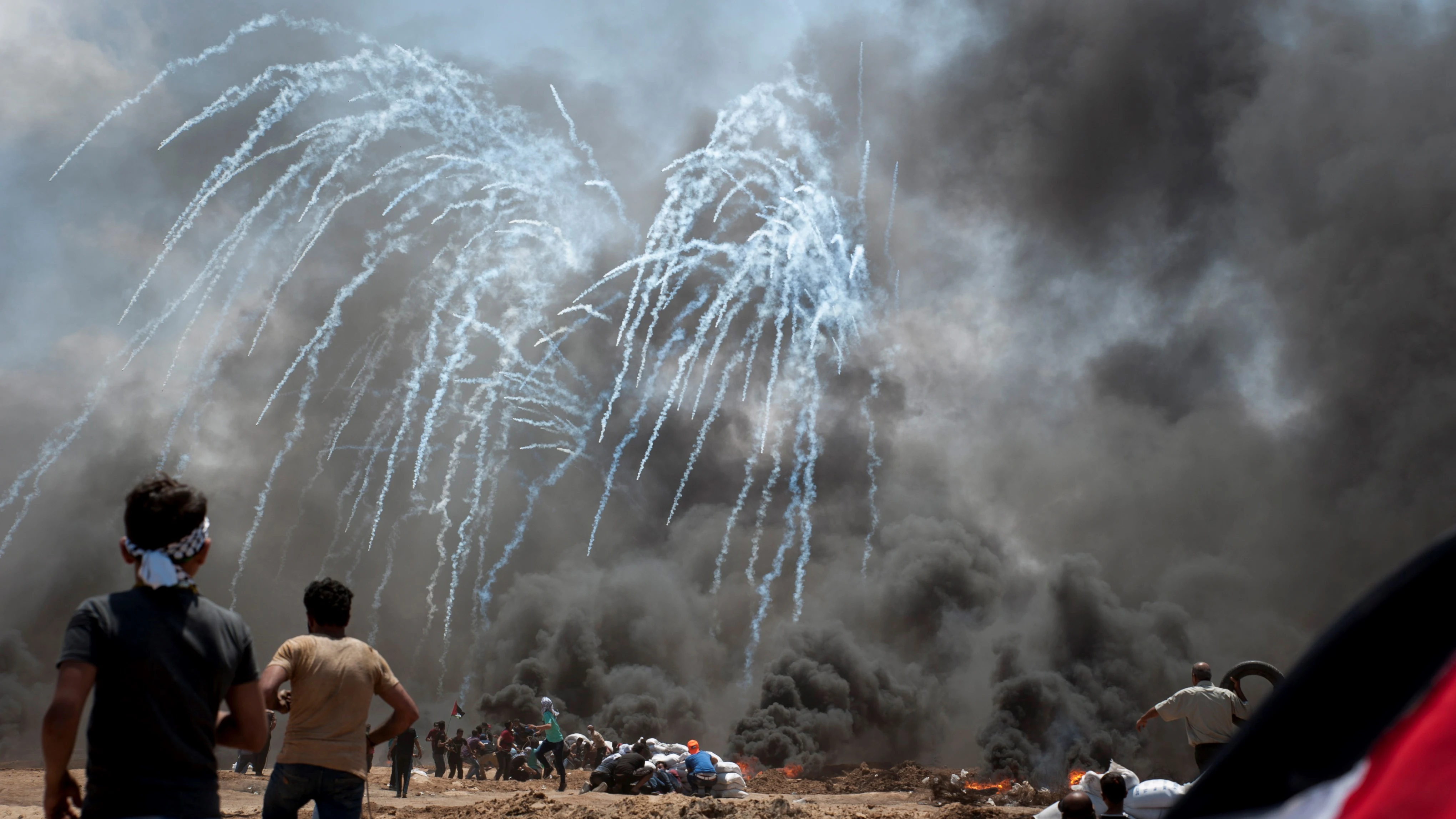 Momento del lanzamiento de gases lacrimógenos por parte del Ejército Israelí hacia manifestantes palestinos