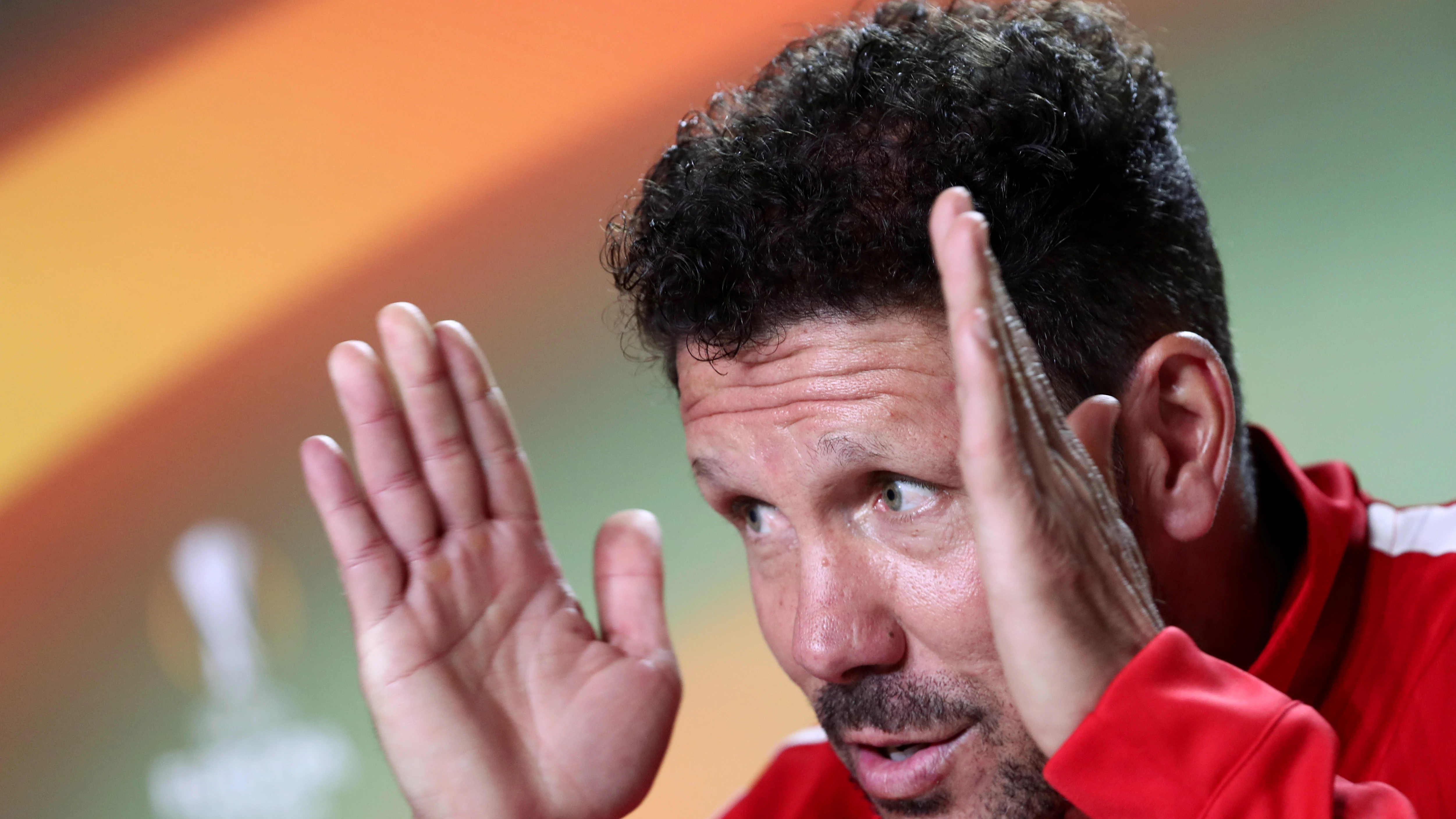 Simeone gesticula durante la rueda de prensa