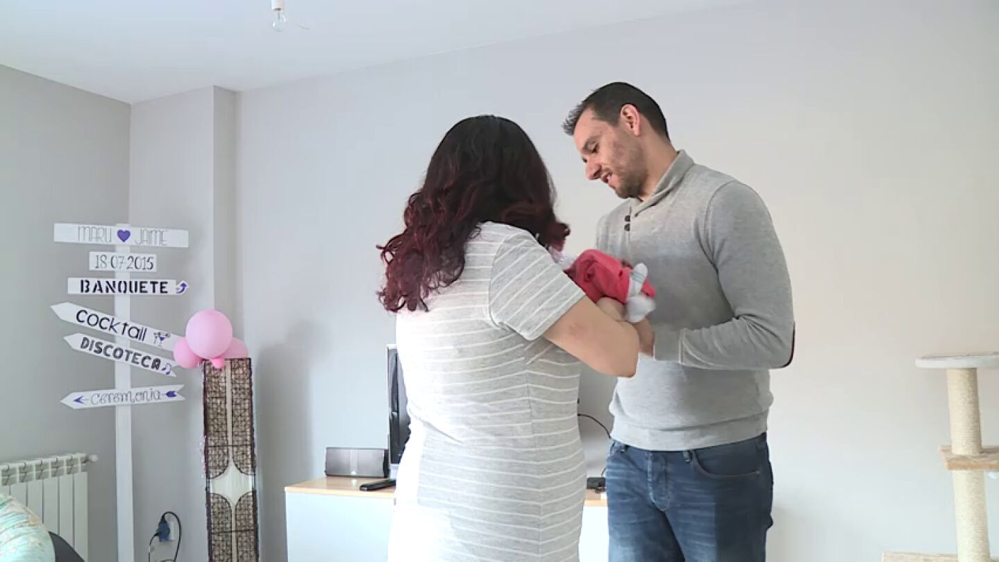 Un pareja con su hijo reci&eacute;n nacido