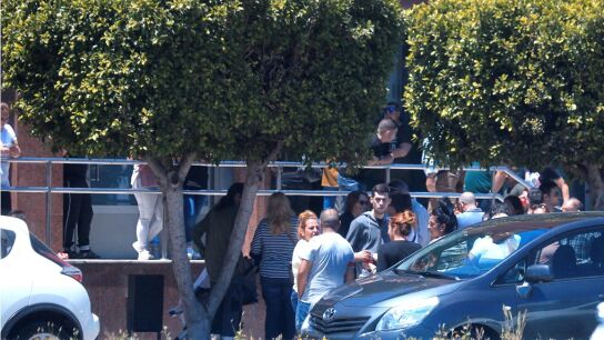 Familiares, amigos y vecinos en las puertas del tanatorio de Algeciras momentos antes de trasladar al cementerio los restos mortales de Manuel, el ni&ntilde;o fallecido