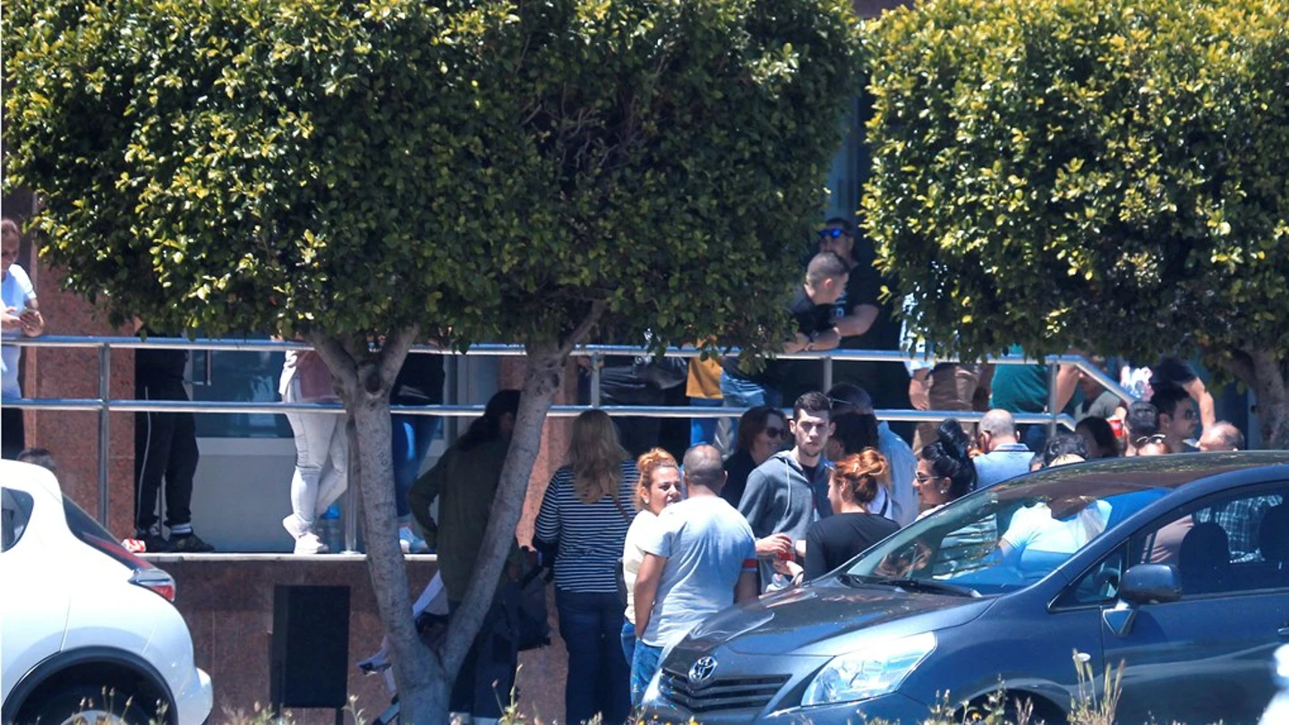 Familiares, amigos y vecinos en las puertas del tanatorio de Algeciras momentos antes de trasladar al cementerio los restos mortales de Manuel, el niño fallecido Familiares, amigos y vecinos en las puertas del tanatorio de Algeciras momentos antes de trasladar al cementerio los restos mortales de Manuel, el niño fallecido