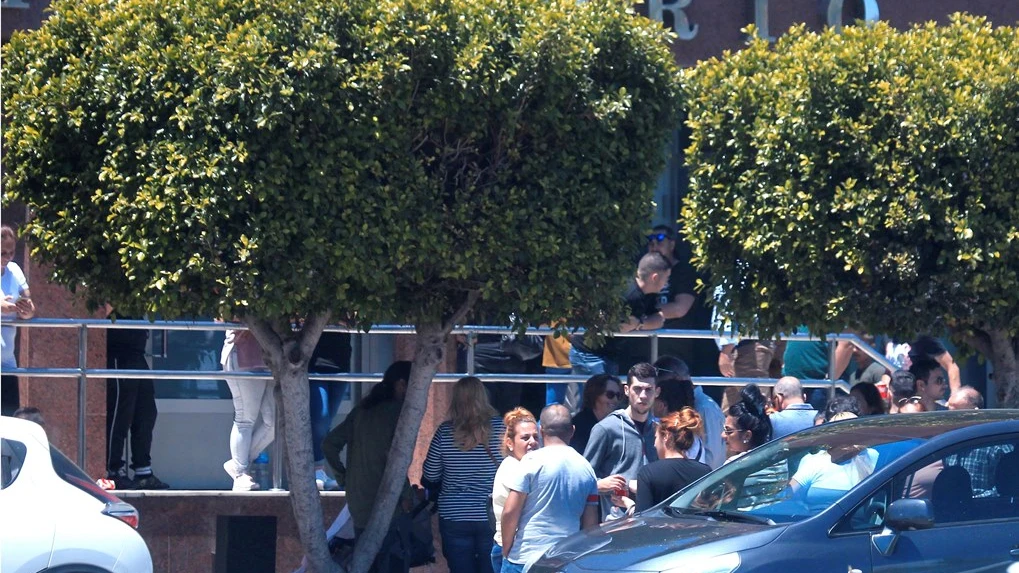 Familiares, amigos y vecinos en las puertas del tanatorio de Algeciras momentos antes de trasladar al cementerio los restos mortales de Manuel, el niño fallecido