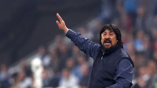 German, el 'Mono' Burgos da ordenes a sus jugadores desde el banquillo German, el 'Mono' Burgos da ordenes a sus jugadores desde el banquillo