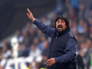 German, el 'Mono' Burgos da ordenes a sus jugadores desde el banquillo German, el 'Mono' Burgos da ordenes a sus jugadores desde el banquillo
