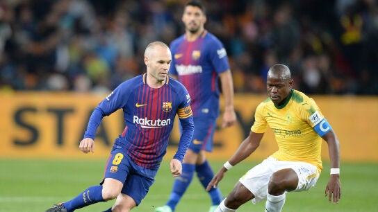 Iniesta regatea a Hlompho Kekana, del Sundowns