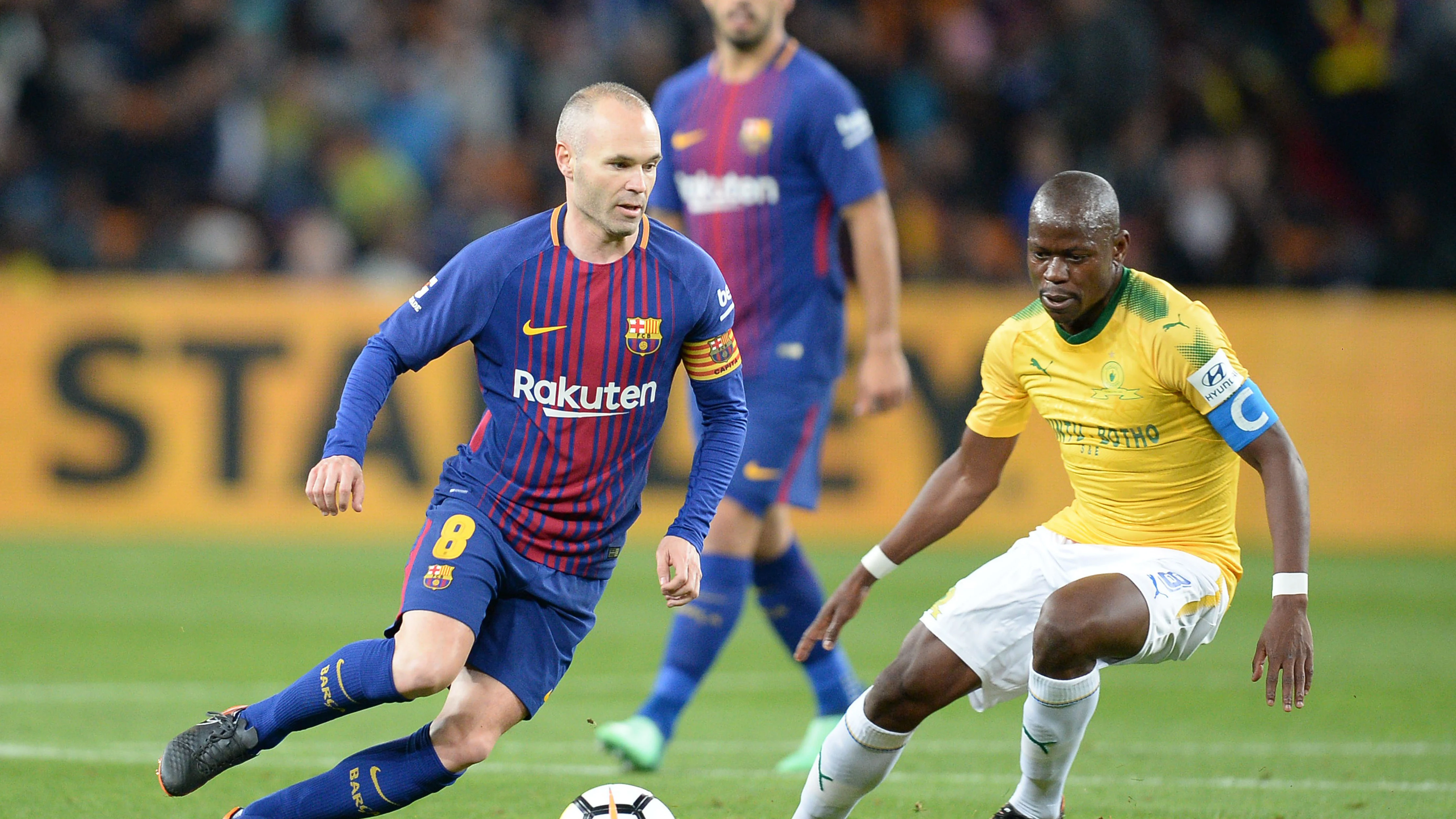 Iniesta regatea a Hlompho Kekana, del Sundowns