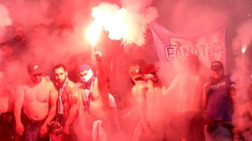 Radicales del Marsella encienden bengalas en el estadio de Lyon