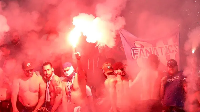 Radicales del Marsella encienden bengalas en el estadio de Lyon Radicales del Marsella encienden bengalas en el estadio de Lyon