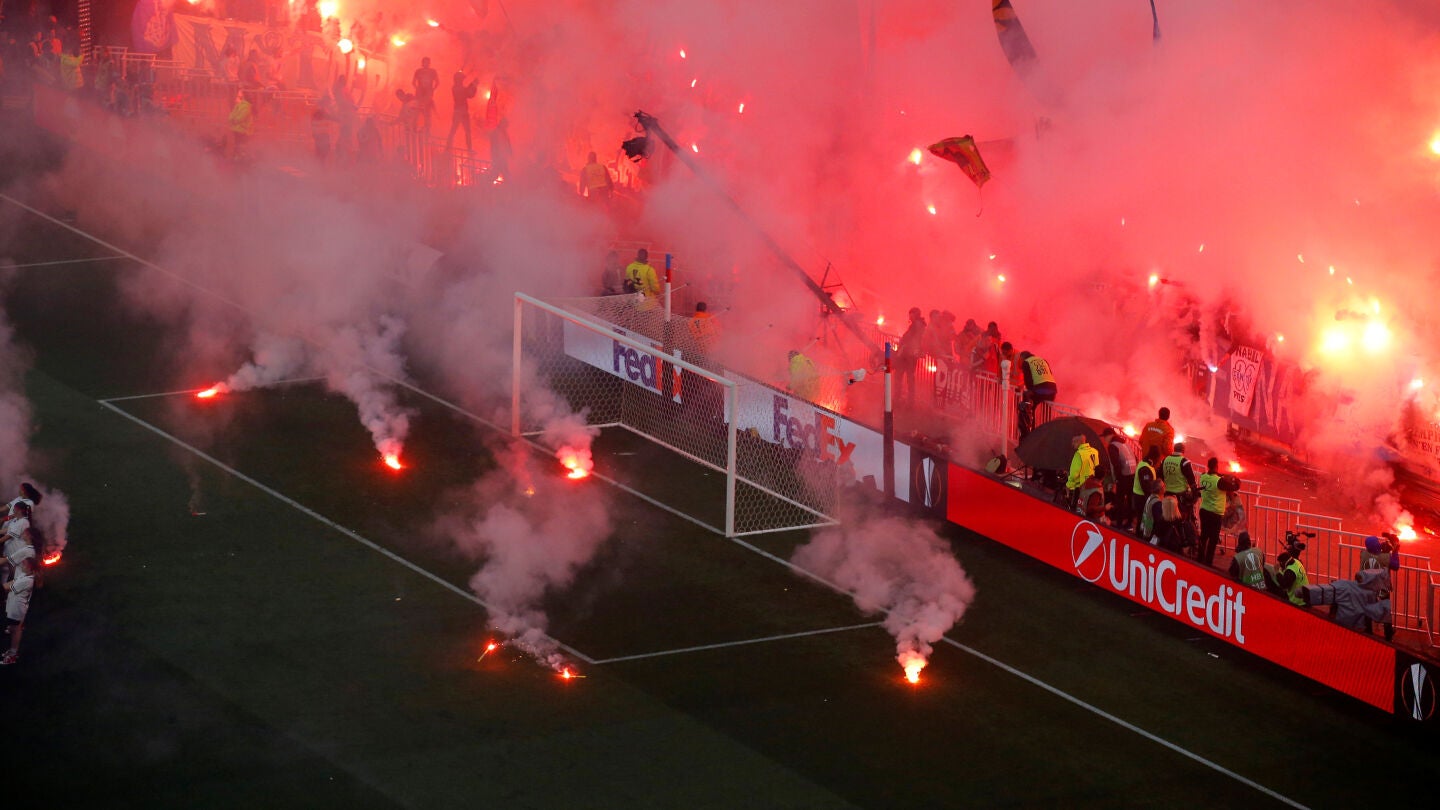 Bengalas en el fondo del Marsella en la final contra el Atl&eacute;tico de Madrid